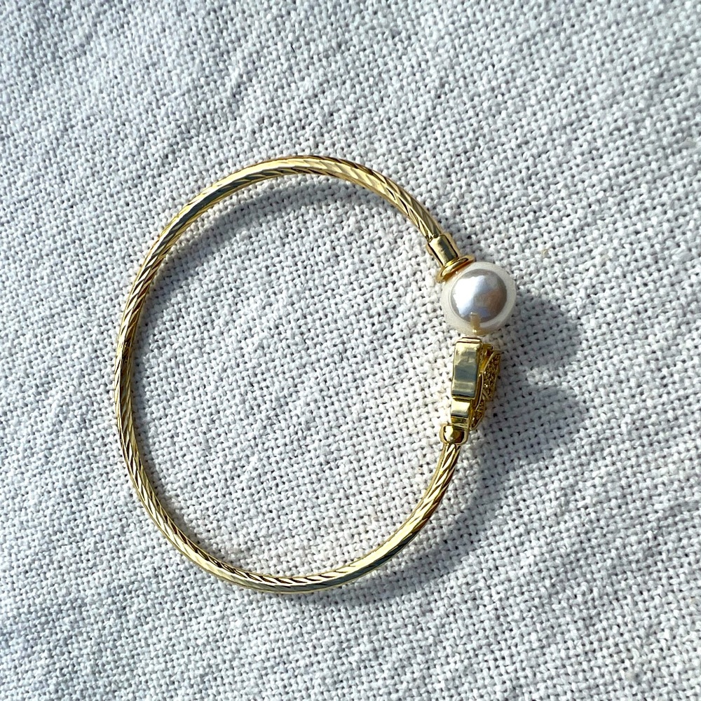 Cubic Zirconia Butterfly Pearl Bracelet | Gold - Picture 5 of 5